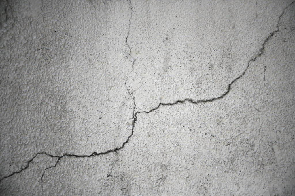 horizontal wall crack expanding on wall